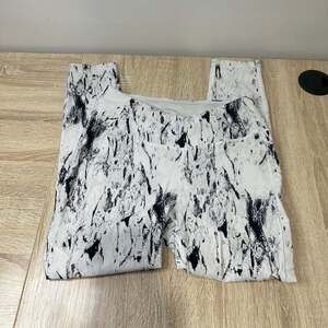 Calia By Carrie Underwood Essential Mid-Rise Marble Print Capri Leggings, Sz M